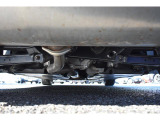 車両後方からの下回りです。マフラー防錆塗装や下回り防錆施工等も可能でございます