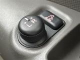 【電動格納ミラー】運転席のスイッチで、ドアミラーの開閉や角度の調整ができます。