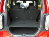 後席を前に出すとトランクが広々!