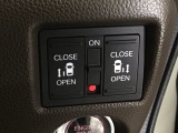 【両側パワースライドドア】両側がパワースライドドアになっており、運転席のスイッチやスマートキーでも開閉が可能です!開口部も広いので乗り降りも楽々♪