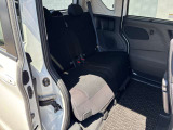 [後列シート]広々とした後部座席です!ゆったりくつろげます。