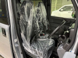 落ち着きのあるカラーが採用された運転席・助手席シートです♪
