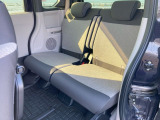 後部座席も、足元ゆったりで快適に座れます。チャイルドシ-トの取付けにも対応!後部座席にお乗りの方も快適なドライブに!