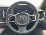 オートクルーズ・ステアリングアシスト・オーディオの調整もステアリングで操作が可能です。手にしっかり馴染むボルボのステアリング。高級感がありながら、とても運転しやすいのが特長です