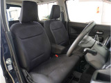 【清潔感のある運転席&助手席】隅々までクリーニングの行き届いた運転席&助手席。目立ったシミや汚れ等もございません。快適なドライブをどうぞ。
