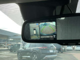 アラウンドビューモニターはバックミラー内にも表示できます!