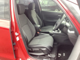 フロントは広々セパレートシート、運転席は、高さを調整できるハイトアジャスター付きです。