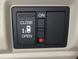 左側電動スライドドアは運転席からでも操作ができるように、ハンドル付近に開閉の操作スイッチが付いています。