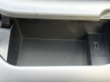 運転席の前には、収納スペースとUSB端子の挿入口があります