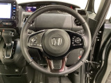 ハンドルにHondaセンシング系のクルーズコントロールやレーンキープアシストなどのスイッチと、オーディオの操作スイッチが装備されています。ハンドルから手を離さず安全に操作できます。