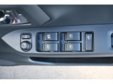 運転席側パワーウインドウは、オートアップ&ダウン機能付き。ワンタッチで自動開閉できます。開閉操作をロックする事も出来ます。