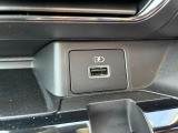 USBソケットがついてます!車の中でもスマホの充電が可能です!
