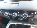 オートエアコンが標準装備されています。家のエアコンと同じ様な感覚で操作できますのでワンタッチで楽々です。余分な操作を行う必要がありませんので運転に集中する事が出来、事故防止にも繋がりますね。