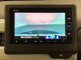 ギヤをR(バック)に入れるとナビの画面に後ろの映像が映るリアカメラ付です。後退時、コンディションが悪い視界でもカラーバックモニターがドライバーをサポートします。