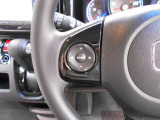 ステアリングにはオーディオコントロールスイッチが付いており、手元で操作出来ますので大変便利です。