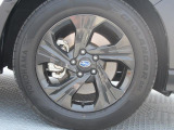 純正17インチアルミホイール。 タイヤサイズは225/60R17。納車時に新品タイヤ4本を交換いたします。