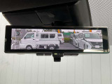 スマートルームミラー:車両後方のカメラ映像をミラーに映し出しので、車内の状況や、天候などに影響されず、いつでもクリアな後方視界が得られます。