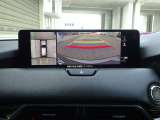 車両の前後左右に備えた計4つのカメラの映像をセンターディスプレイに表示。対象車両や物を検知して知らせる警報音とともに低速走行時に目では直接確認しづらいエリアの安全確認をサポートします。