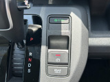 電子制御パーキングブレーキを採用!発進時にアクセルを踏めば自動的に解除されます(※運転席のシートベルトが装着されている時のみ作動)