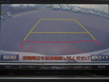 〔バックカメラ〕ギアをバックに入れると画面に自動的に後方映像が映し出され確認可能です。車庫入れなどの際に安全確認が出来て安心ですね。