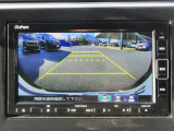 リバースギア連動のバックカメラが付いています。画面に鮮やかに写りますので夜間や雨の日も安心してバックできますね。人気装備の一つです。
