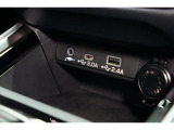小物の収納に便利なセンタートレイには携帯等のデバイスの充電可能なUSB出力電源付です。
