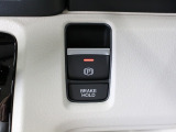 【電子パーキングブレーキ】電子制御のパーキングブレーキと、信号待ちや渋滞に便利なオートブレーキホールドを装備しております。ブレーキペダルから足を離しても自動的に停車状態を保持してくれる便利な機能です