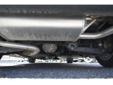 車両後方からの下回りです。マフラー防錆塗装や下回り防錆施工等も可能でございます。
