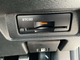 ETC2.0を装備。DSRC通信方式によって双方向通信することでカーナビと高速道路がリアルタイムに情報連携して、便利で快適なドライブ体験を提供します。