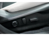 電動シートを装備。お客様に安全に運転頂けるよう座席の位置、座面の上げ下げやリクライニングの加減も細やかな設定を可能にしました。