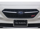 フロントグリルはスバル専用のデザインでお洒落です。