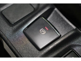 電動パーキングブレーキを採用。指で軽く引き上げればパーキングブレーキが掛かり、押すと解除ができます。