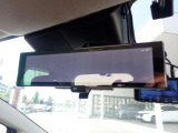 スマートルームミラーがリヤカメラで車両後方の映像ルームミラー表示しをクリアな後方視界を確保してくれます。