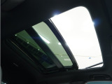 ◆サンルーフ装備車◆開放感あふれるガラスサンルーフを装備!車内空間を明るく照らすことでドライブ体験に変化を。窓を開けるより静かで効率の良い換気も行えます。