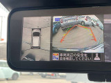 空から見ているような視点で周囲が確認できるアラウンドビューモニター、クルマの真上から見ているかのような映像によって、周辺の見えにくい障害物でも気付くことができます。