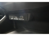 エアコンのスイッチの下には、充電にも使用できるナビ接続用USB端子があります。AUX端子にオーディオプレーヤーが接続できます。