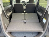 リアシート収納で、大きな荷室として利用できます。