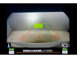 後方の視認性を高めるリアビューカメラを装備。ガイドラインはステアリングの動きと連動しますのでよりスムーズな車庫入れが行えます。