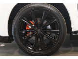 【Fスポーツ専用オレンジブレーキキャリパー】スポーティな走りに対応するLEXUSロゴ付きのFSPORT専用ブレーキキャリパー。