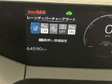 【レーンディパーチャーアラート】道路上の白線(黄線)をカメラで認識、ドライバーがウインカー操作を行わずに車線を逸脱する可能性がある場合、ブザーとディスプレイで注意喚起。