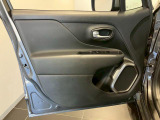 【ドア】アメリカは安全基準が厳しい国の為、ボディに厚みを持たせ搭乗者を守ってくれる作りになっています。ドアの開閉をした際に「バンッ」という音は守られていることを実感させてくれます。