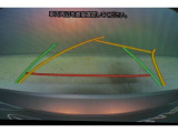 後方の視認性を高めるリアビューカメラを搭載。ガイドラインはステアリングの動きと連動しますのでよりスムーズな車庫入れが行えます。