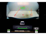後方の視認性を高めるリアビューカメラを搭載。ガイドラインはステアリングの動きと連動しますのでよりスムーズな車庫入れが行えます。