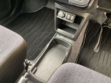 運転席と助手席の間に小物入れがあります。