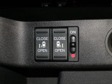 【電動スライドドア】ボタン一つで自由自在に開閉が可能!指先一つで運転席からどちらのドアも開閉できるので非常に便利な装備です!挟み込み防止機能もついているので小さなお子様がいる方も安心です!