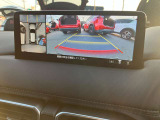 360&deg;ビューモニターでは、両サイドとフロント、バックカメラの合成で、あたかも上空から見下ろした様に周囲を確認して頂けます。駐車場だけでなく、T字路等でも活躍のアイテムです!