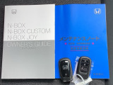 メンテナンスノート【整備記録簿】、取説も揃ってます。スマートキーはバッグなどにしまったままボタン操作でエンジンの始動・停止ができて大変便利です。