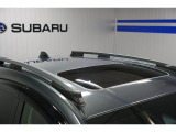 サンルーフは大きな開口部により、前席だけでなく後席にも豊な解放感を提供するサンルーフ。