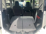 リアシートを倒すと大きな箱なども収められる荷室に早変わり!肩口のレバーを倒すだけですので、簡単に扱えます!