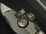【電動格納ミラー】運転席のスイッチで、ドアミラーの開閉や角度の調整ができます。